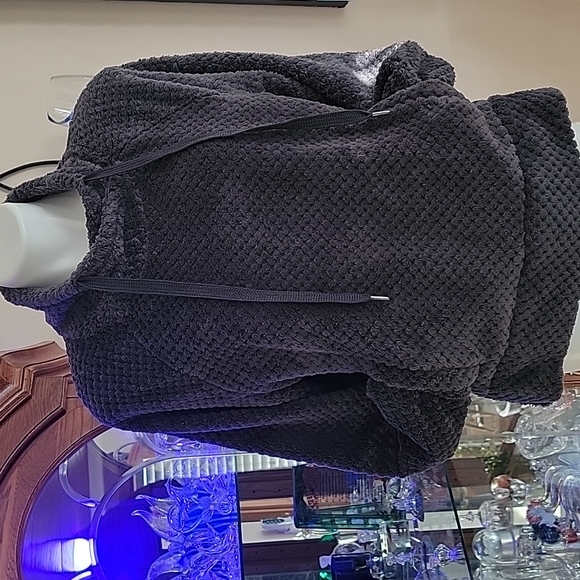 Plush pocketed pullover.  Gray. Small - Picture 4 of 6